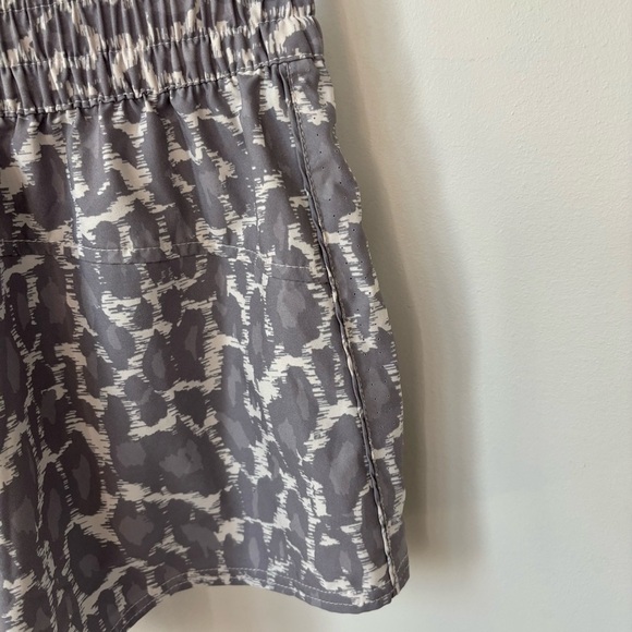 Vuori Light Gray Dash Short Size S - Picture 7 of 10